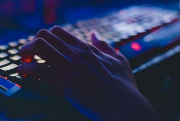 Több tízmillió dolláros kárt okoztak orosz hackerek az Egyesült Államokban