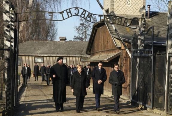 Mély szégyenérzetről beszélt Angela Merkel Auschwitzban