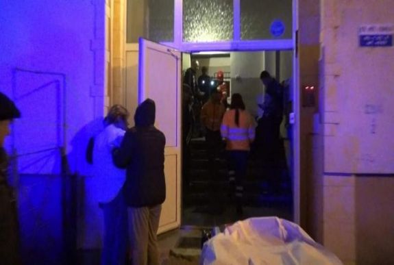 FRISSÍTVE - Visszagurult a tömbház lépcsőin az unokáját ölelő nagyapa