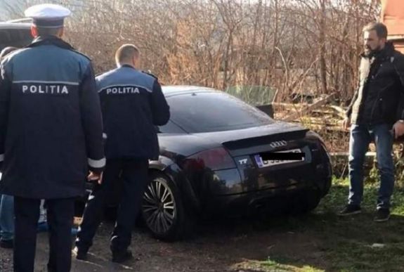 Holtan találtak egy gépkocsiban egy fiatal szerelmespárt