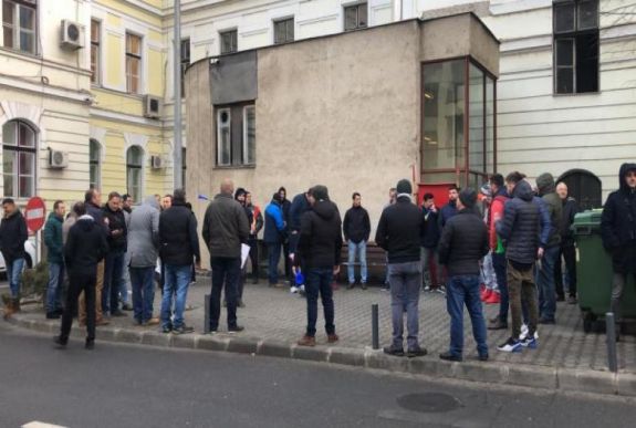 A viteldíjak jelentős megemelését követelik a városházán a kolozsvári taxisok