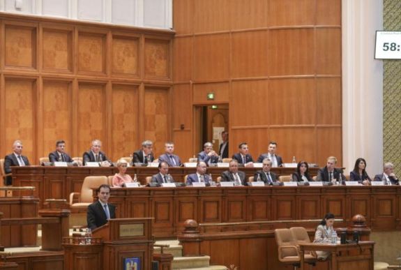 FRISSÍTVE - Felelősséget vállalt a kormány a parlamentben három törvénytervezetért