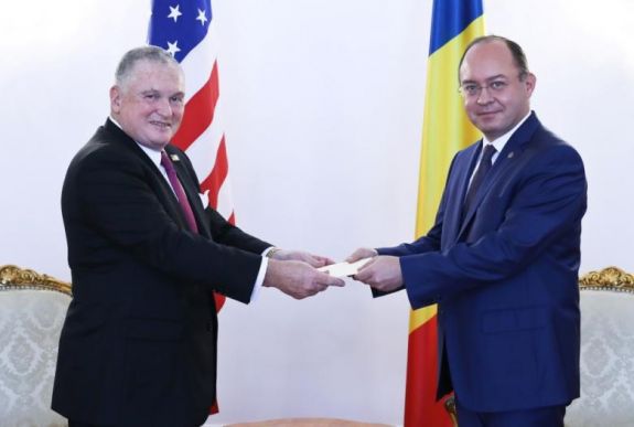 A vízummentességet sürgette az új amerikai nagykövet fogadásakor a külügyminiszter