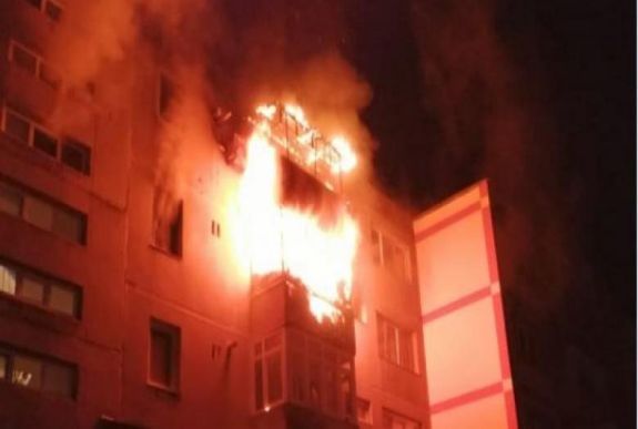 Tűz ütött ki egy szászrégeni tömbházban, 36 személyt evakuáltak