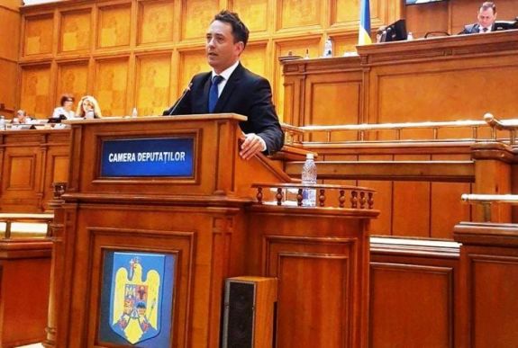 Csoma Botond a parlamentben: elfogadhatatlan Tőkés László és a magyar közösség besározása