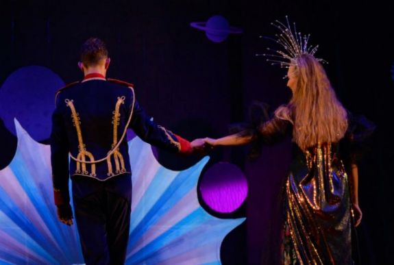 Glamúr, szerelem és szatíra – az erdélyi színházak szilveszteri műsorát szemléztük