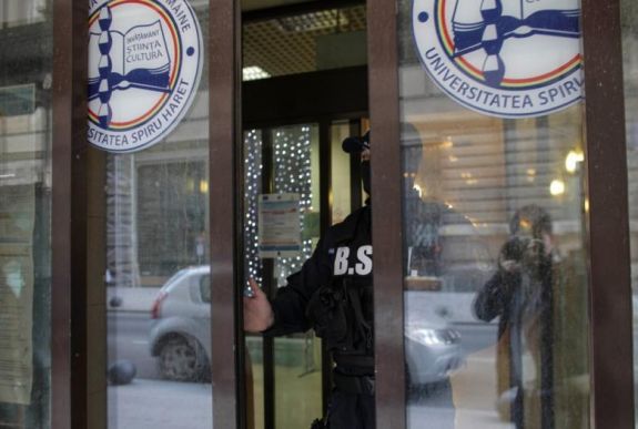 Elcsalt vizsgák ügye: letartóztatták a Spiru Haret Egyetem rektorhelyettesét