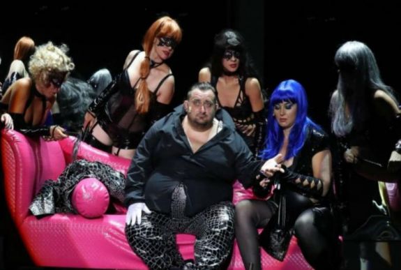 A Koldusoperával vendégszerepel Marosvásárhelyen a sepsiszentgyörgyi színház