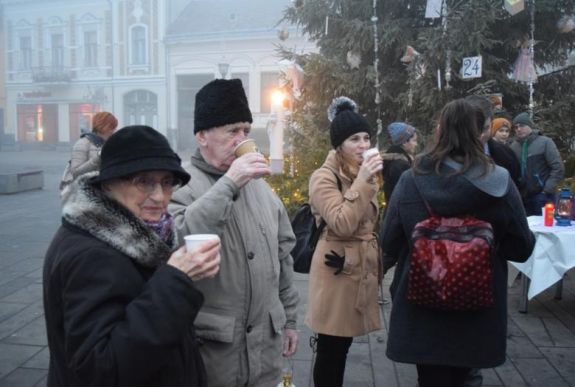 Adventi Szeretetmorzsa Csíkszeredában: idén is hazavihettük a betlehemi lángot