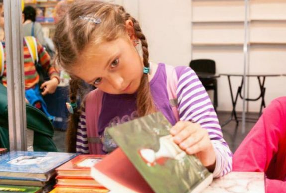 Könyvet hoz az angyal – de milyen legyen? Hasznos tanácsok Makkai Kinga gyermekirodalom-szakértőtől