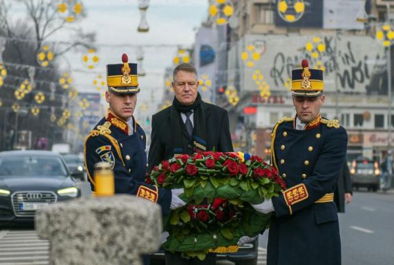 Klaus Johannis és Ludovic Orban is megkoszorúzta az 1989-es forradalom bukaresti emlékművét