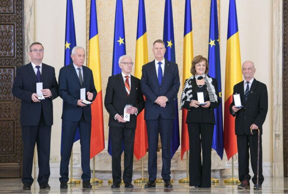 1989: állami kitüntetéseket adott át Johannis