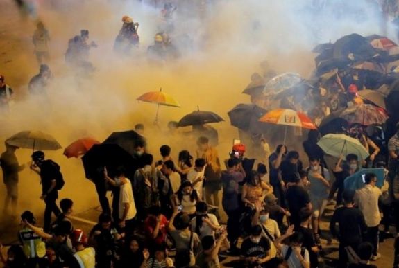 Ismét összecsaptak a tüntetők és a rendőrök Hongkongban