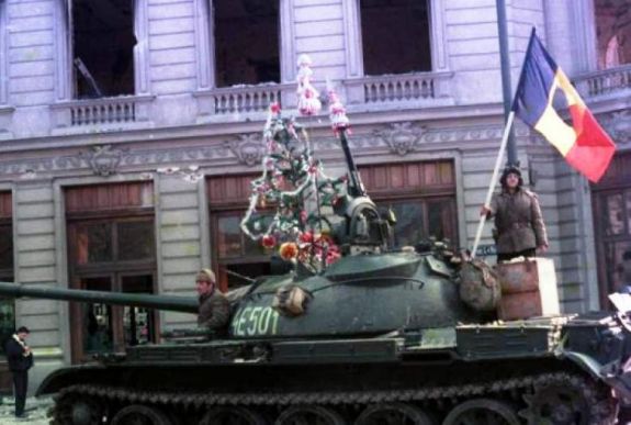 „Nem mertünk lámpát gyújtani, féltünk, hogy belőnek” – 1989 karácsonyát idézik fel munkatársaink