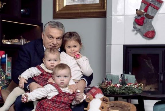 Unokáival kívánt boldog karácsonyt Orbán Viktor miniszterelnök