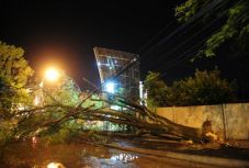 A negyedórás vihar háztetőket és autókat rongált meg egy erdélyi városban