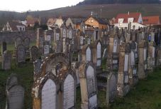 Zsidó sírokat gyaláztak meg Franciaországban