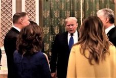 Trumppal egyeztetett Johannis a Buckingham-palotában adott fogadáson