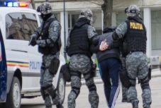 Hazaszöktek a svájci hatóságok elől, de elkapták őket