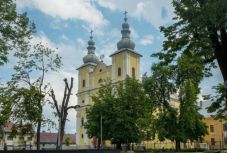 Háromszáz éves a nagybányai Szentháromság-templom