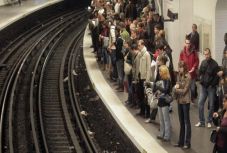 Megkezdődött a nyugdíjreform elleni határozatlan idejű sztrájk Franciaországban