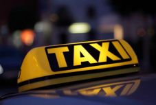 Késsel megfenyegettek és kiraboltak egy csíkszeredai taxisofőrt