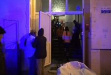 FRISSÍTVE - Visszagurult a tömbház lépcsőin az unokáját ölelő nagyapa