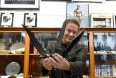 Senkinek se kellettek az Andy Vajna özvegye által árult Rambo-kések