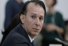 Megszavazta a szenátus a pénzügyminiszter elleni egyszerű indítványt