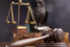 Elhalasztanák a bírák és ügyészek előzetes nyugdíjba vonulásának lehetőségét