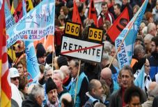 Ismét százezrek tiltakoztak Franciaországban a nyugdíjreform ellen 