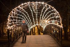 Kreatív és színes karácsonyvárás készülődik Sepsiszentgyörgy főterén