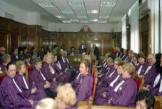 2022. január elsejéig nem lép hatályba a bírák és ügyészek előzetes nyugdíjazása