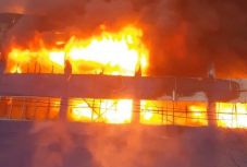 FRISSÍTVE - Rövidzárlat miatt ütött ki a tűz az aranyosgyéresi gyárcsarnokban