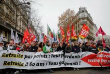 Karácsonyig folytatódhat a nyugdíjreform elleni közlekedési sztrájk Franciaországban