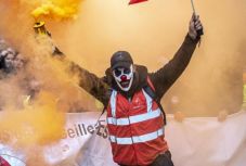 Ismét százezerek tiltakoztak a francia kormány nyugdíjreformja ellen