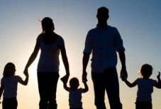 Nagyszülői gyes, autóvásárlási támogatás – családtámogató törvénytervezet-csomagot iktatott az RMDSZ