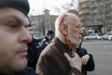 FRISSÍTVE - Megtámadták Gelu Voican Voiculescut a '89-es forradalom áldozataira emlékeztető eseményen