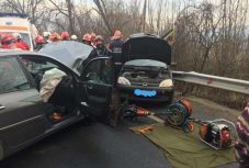 Három kislányt szabadítottak ki az autóroncsból a tűzoltók