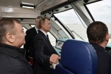 Putyin Krímbe vonatozott, Kijev tiltakozott