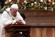 Urbi et orbi: fényt sürgetett karácsony első napján Ferenc pápa