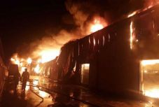 Kigyulladt és beomlott egy műanyag-szemét raktár Bukarest mellett