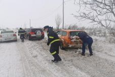 Több tucatnyian rekedtek a hó fogságában az utakon