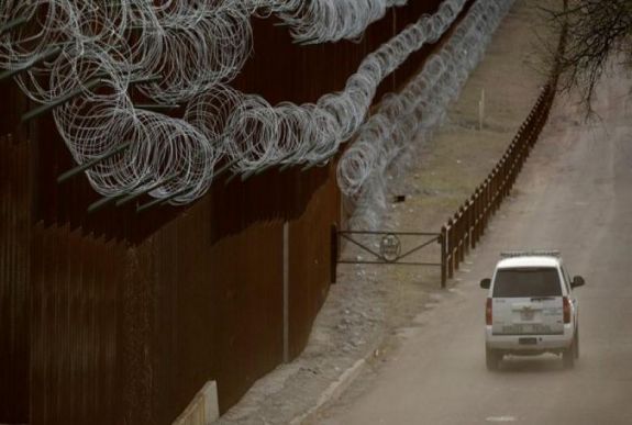 WSJ: megkezdték az arizonai határnál lévő menekültek áttoloncolását Mexikóba