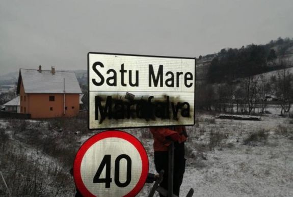 FRISSÍTVE - Magyar helységnévtáblákat mázoltak le Székelyföldön