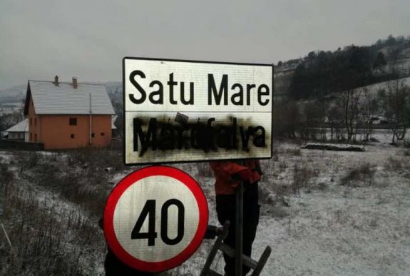 A Hargita megyei rendőrség vizsgálódik a lemázolt helységnévtáblák ügyében