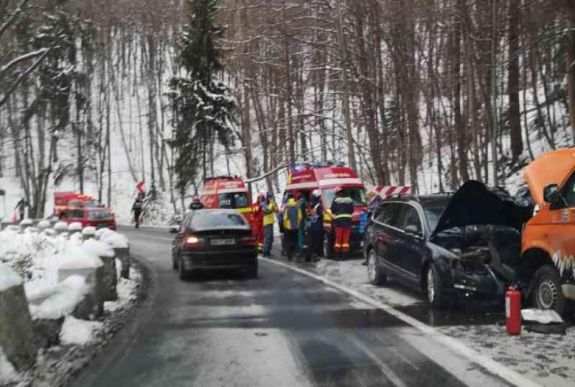 Személygépkocsival ütközött egy gyerekeket szállító kisbusz Brassópojánán