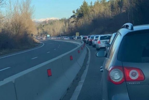 Elkezdődött a hétvégi torlódás: kocsisorok alakultak ki