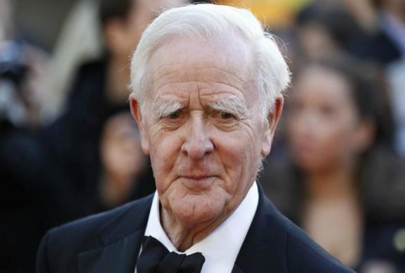 Jótékonysági célra ajánlja fel emberi jogi díját John le Carré kémregényíró