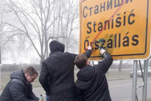 Önszerveződés a Vajdaságban: önkéntes magyar fiatalok tisztítják a lefestett helységnévtáblákat